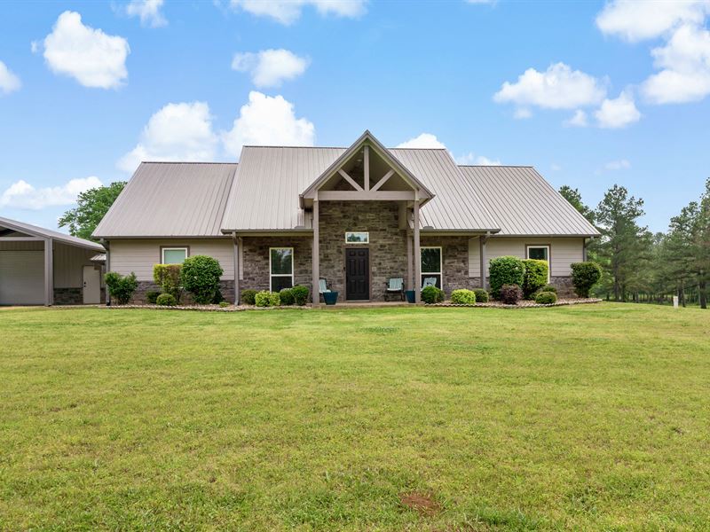 Executive County Home on Acreage : Detroit : Red River County : Texas