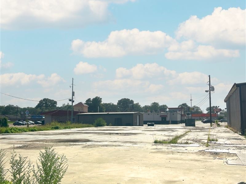 .9 Acres with A Commercial Building : Greenwood : Leflore County : Mississippi