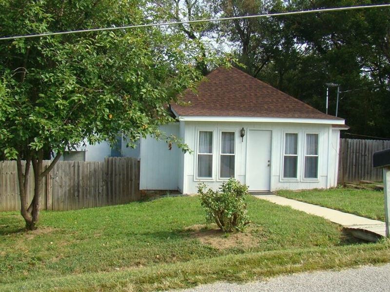 2 Bedroom, 1 Bath, Storage Building : Willow Springs : Howell County : Missouri