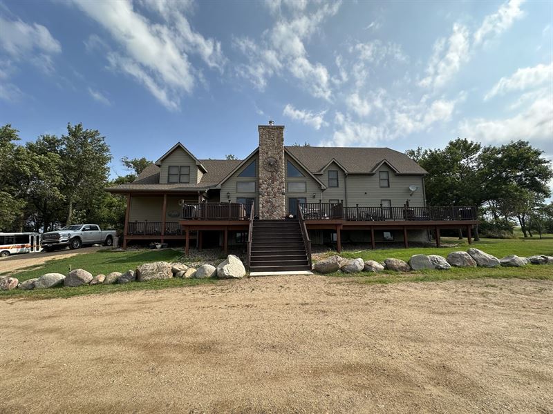 Hidden Hill Lodge : Roslyn : Day County : South Dakota