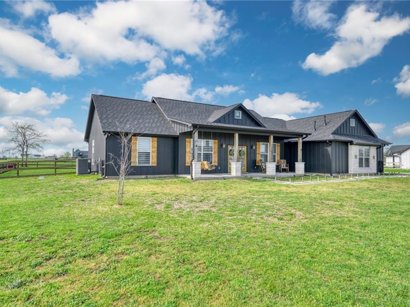 4 Bed /2.5 Bath Modern Farmhouse : Iola : Grimes County : Texas