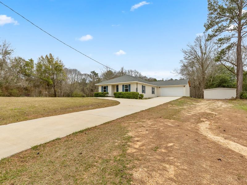 Newly Renovated Home with A Pond : Laurel : Jones County : Mississippi