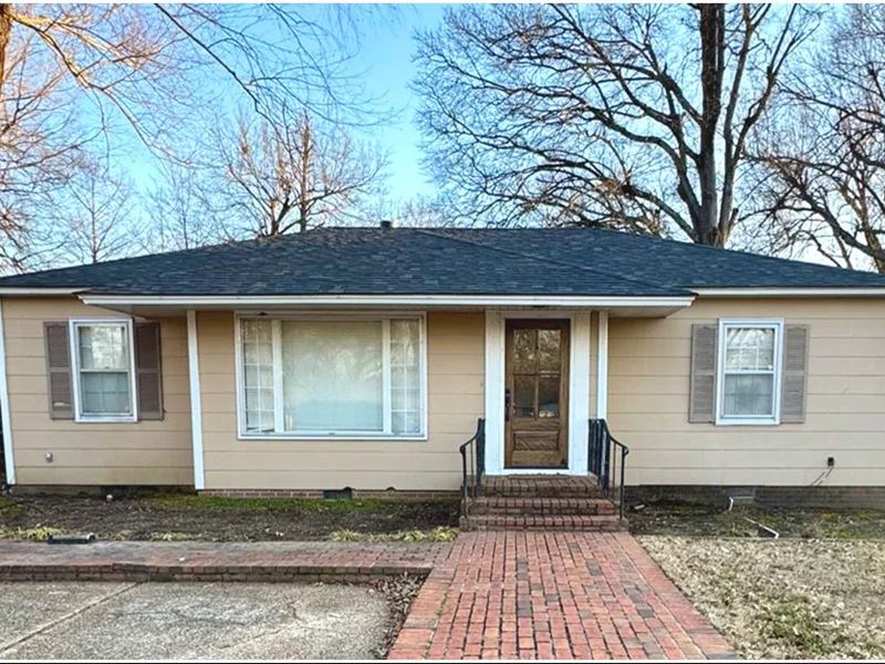 Home in Bolivar County At 1009 Aver : Cleveland : Bolivar County : Mississippi